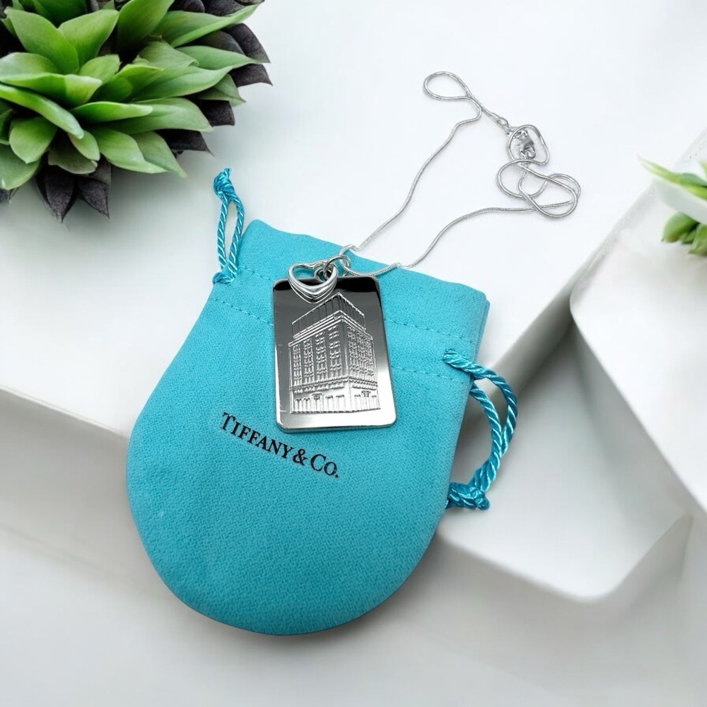 Rare Tiffany & Co. the landmark 727 Fifth ave New York Silver Pendant Necklace